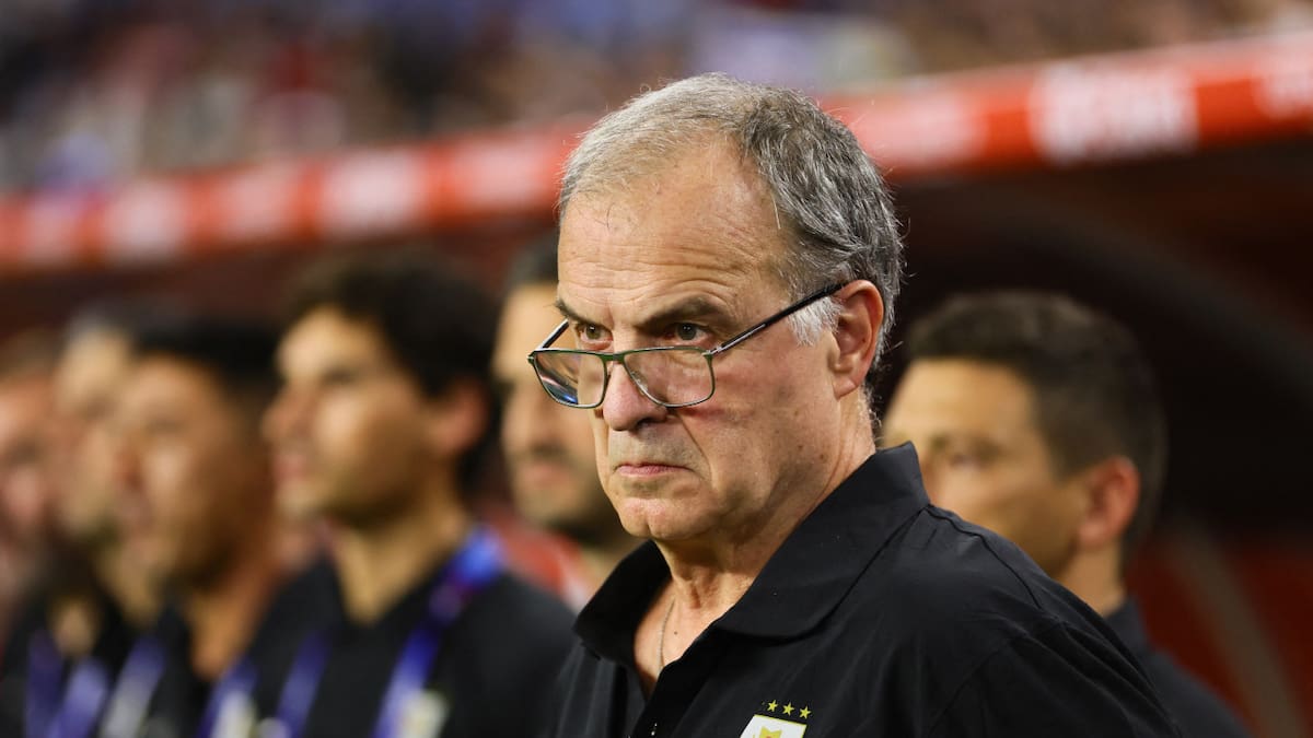 Marcelo Bielsa, DT de Uruguay, en la mira de los jugadores. Foto: Reuters.