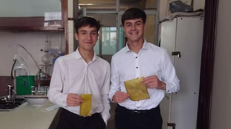 Creadores de las bolsas plásticas con cáscaras de cítricos. Foto: Gentileza Citricplas.