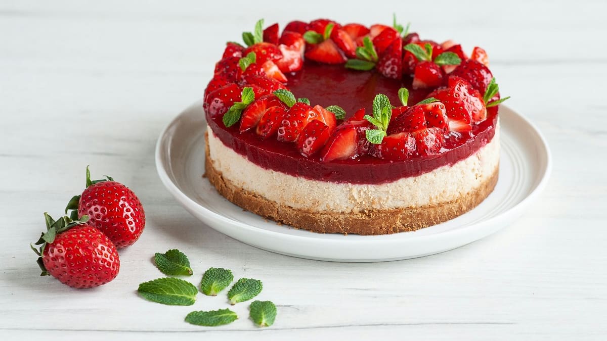 Torta helada de frutilla.
