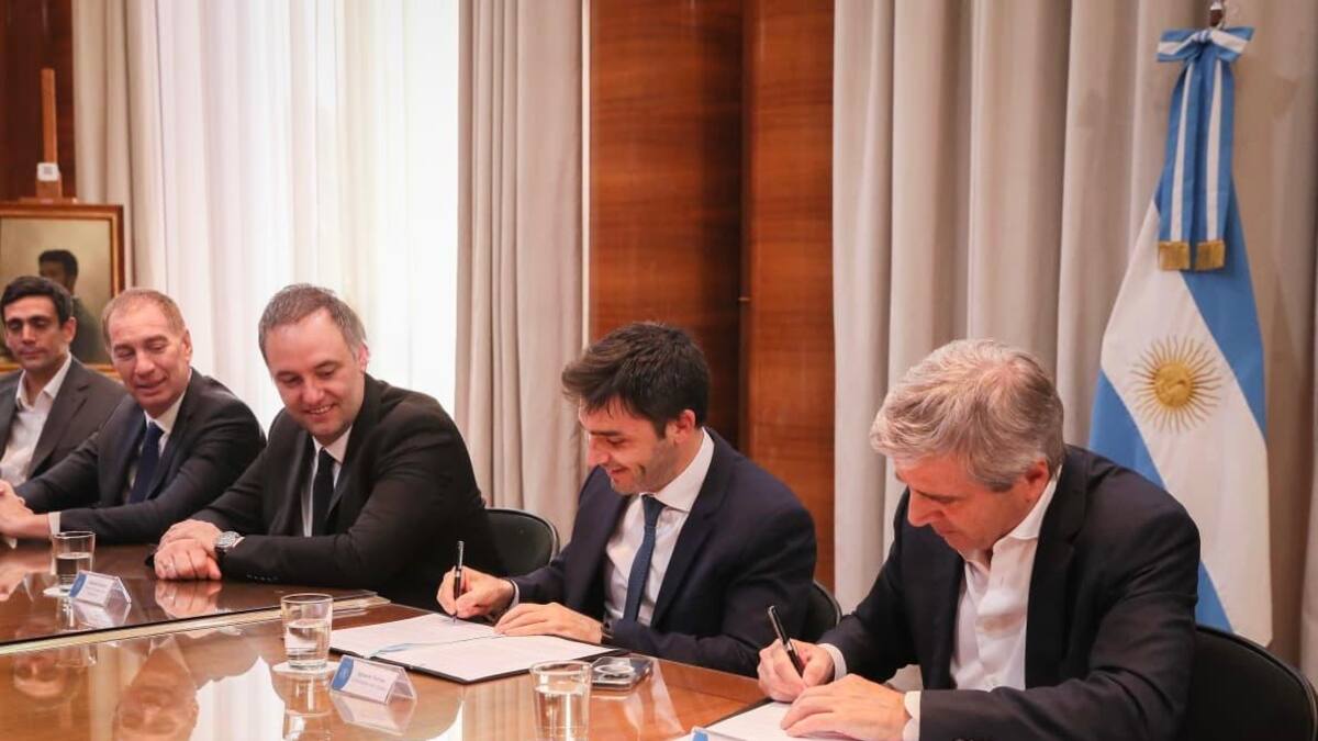 Manuel Adorni, Luis Caputo y Diego Santilli se reunieron con el gobernador de Chubut, Ignacio Torres.