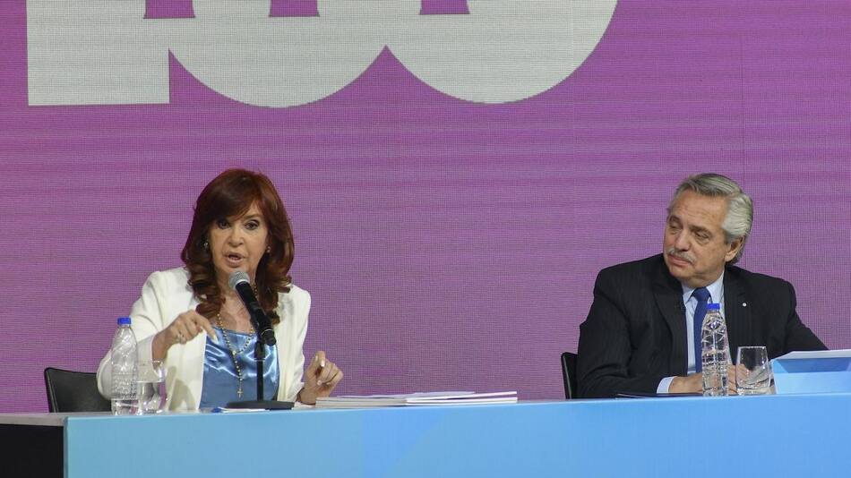 Cristina Kirchner y Alberto Fernández, acto por YPF. Foto: NA.