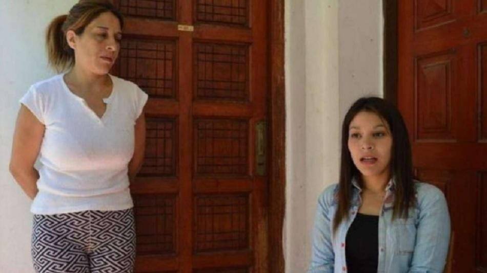 Sandra y Paula Martínez, en un reclamo de justicia y pedido de ayuda, luego de un intento de suicidio de la víctima.