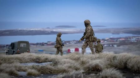 Malvinas: crece en el Reino Unido el debate por el alto costo de sostener la presencia militar en las islas