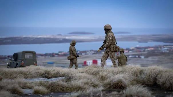 El Reino Unido no cesa su presencia militar ilegal en las Islas Malvinas: desplegó una compañía del Regimiento Real Irlandés