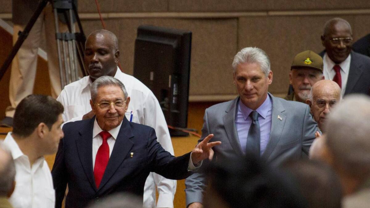 Miguel Díaz-Canel, presidente de Cuba junto a Raúl Castro (Reuters)