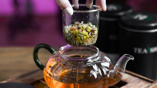 Pocos la conocen: la mejor infusión para combatir las infecciones urinarias y mejorar la salud ósea