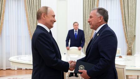 El presidente ruso, Vladímir Putin (izq.), y el enviado especial de EE. UU. para Oriente Medio, Steve Witkoff, se estrechan la mano antes de una reunión en el Kremlin, en Moscú, Rusia, el 6 de agosto de 2025. EFE/ Gavriil Grigorov / Sputnik / Kremlin POOL