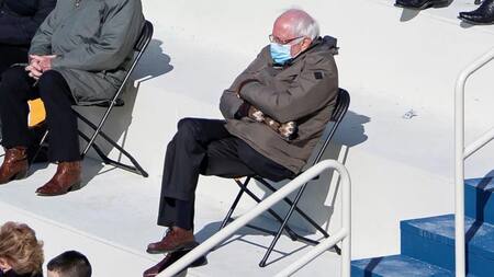 Bernie Sanders vistiendo una parka y un par de guantes en la toma de posesión del presidente estadounidense Joe Biden