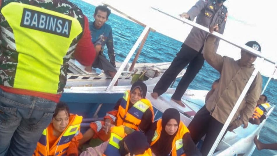 Rescate de personas tras naufragio de un ferry en Indonesia. Foto: AFP.