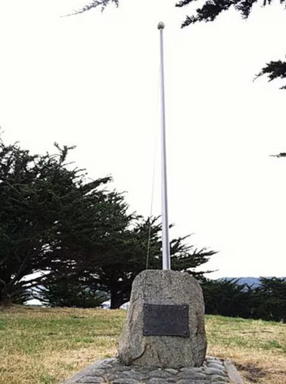En el Parque del Presidio en Monterrey hay una bandera y una placa que recuerdan el hecho
