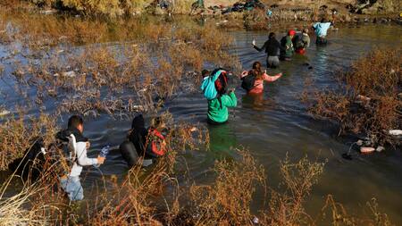 Migrantes intentando entrar desde México a Estados Unidos. Foto: Reuters.