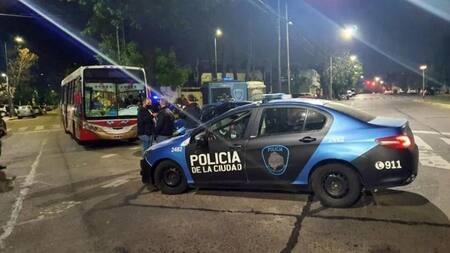 Policía Baeleado en Barracas