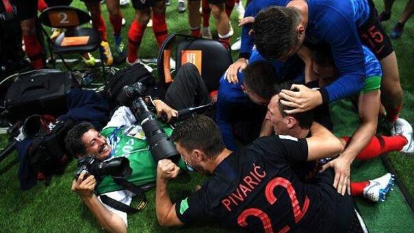 ¡Increíble! fotógrafo terminó arrollado tras el festejo de los jugadores de Croacia