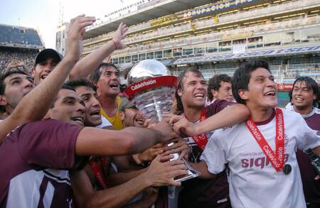 Lanús salió campeón del fútbol argentino en 2007 y dio la vuelta en La Bombonera. Foto: NA (Juan Vargas)