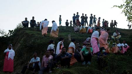 La gente observa un funeral de los meiteis que fueron asesinados después de que estallara la violencia étnica en Borobekra, Jiribam. Foto: Francis Mascarenhas/Reuters