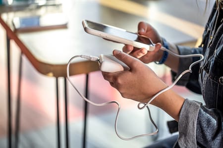 Cargador de celular. Foto: Freepik