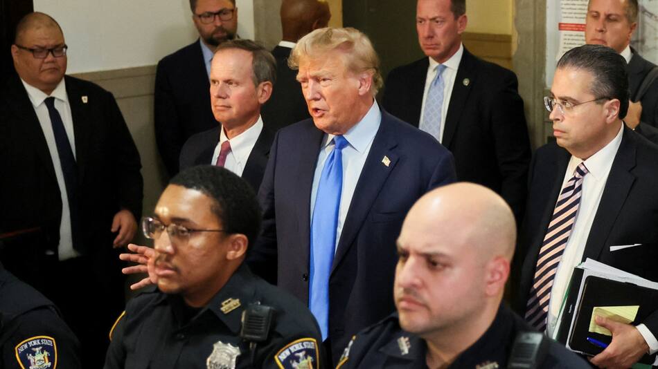 Donald Trump saliendo del Supremo Tribunal de Justicia. Foto: Reuters.