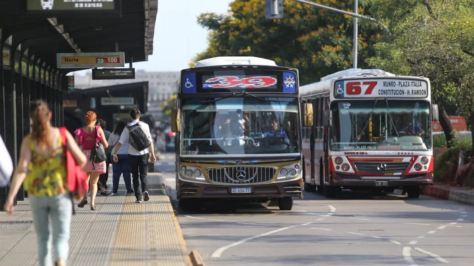 Los colectivos de la Ciudad suman pictogramas para mejorar la experiencia del usuario. Foto: NA.