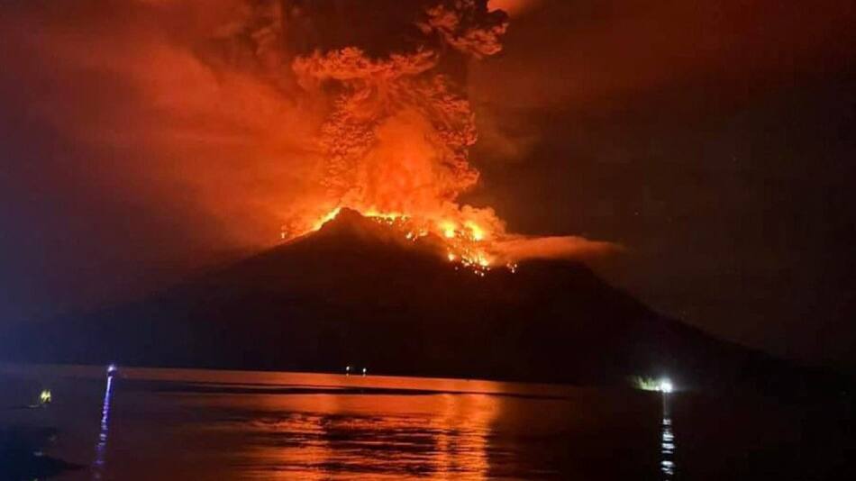 El volcán indonesio Ruang volvió a entrar este martes en erupción. Foto: Reuters.