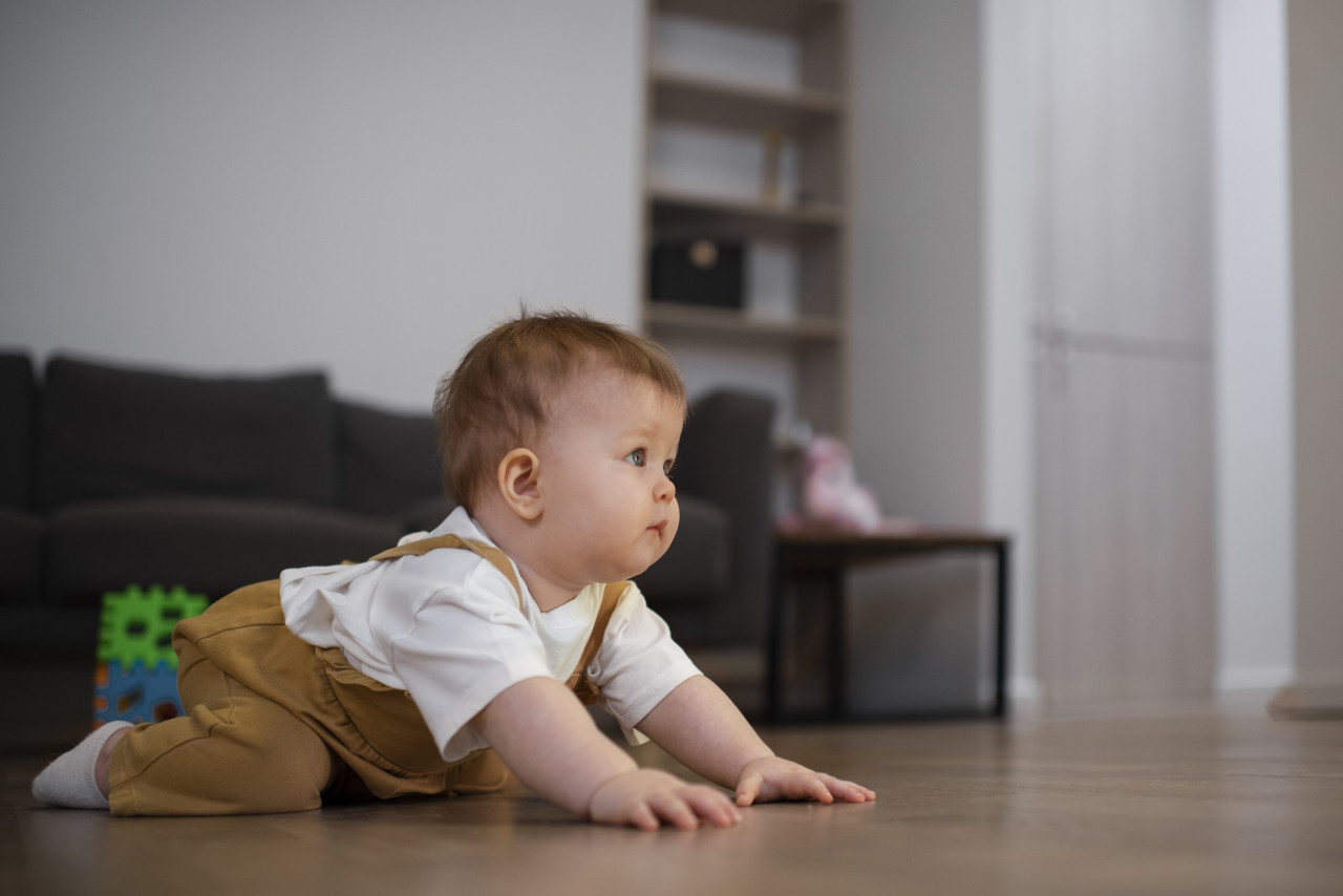 Los bebés suelen empezar a caminar entre los 8 y los 18 meses. Foto Freepik