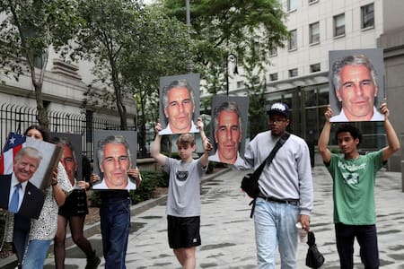 Manifestantes en contra de Jeffrey Epstein. Foto: Reuters.