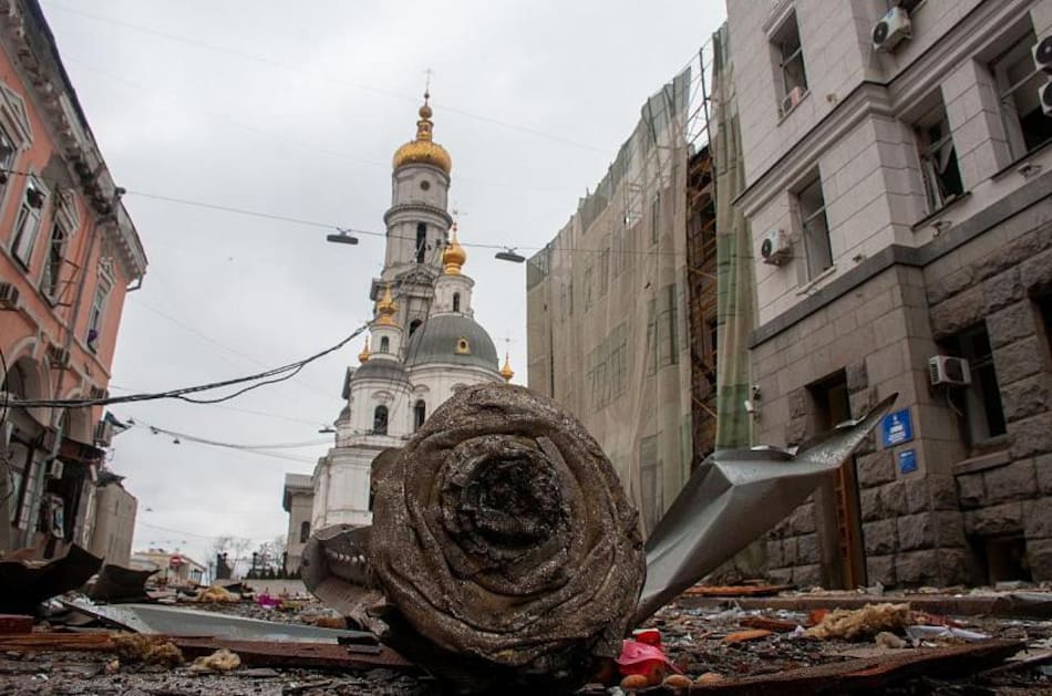 Los restos de una bomba de racimo tras un bombardeo en una calle de Járkov
