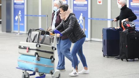 Turistas en el Aeropuerto de Ezeiza, pandemia, viajes.