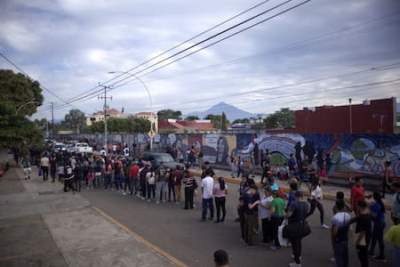 Migrantes en la frontera entre Estados Unidos y México. Foto: Reuters.