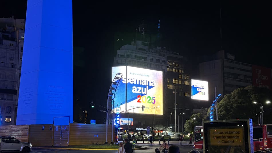 El Obelisco se iluminó por la Semana Azul 2025 para concientizar sobre el autismo.