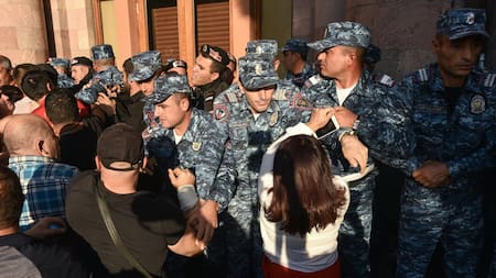 Disturbios en Armenia horas después de los ataques de Azerbaiyán en Nagorno Karabaj. Foto: EFE.