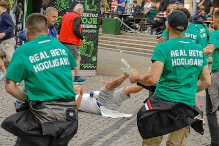 Incidentes en la previa a la final de la Conference League entre Chelsea y Betis. Foto: REUTERS.