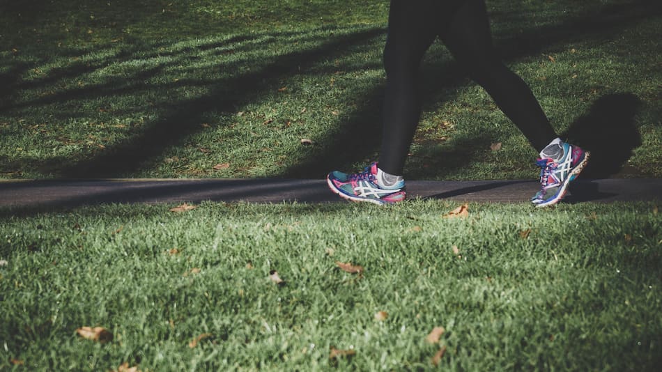 Caminar disminuye el riesgo de muerte. Foto: Unsplash.