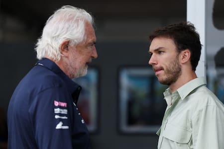 Pierre Gasly y Flavio Briatore, Alpine. Foto: Reuters/Ricardo Arduengo