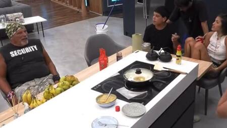 Alfa y Julieta peleando. Foto: captura.