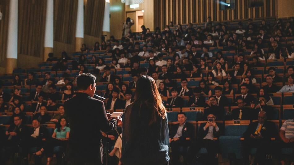 Consejos para hablar en público según Harvard. Foto: Unsplash.