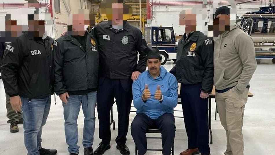 Nicolás Maduro escoltado por agentes de la Administración para el Control de Drogas, luego de su captura este sábado, en Nueva York (Estados Unidos).