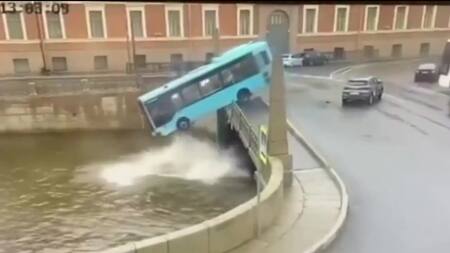 Un autobús perdió el control y cayó al río, dejando tres victimas fatales. Foto: Captura de pantalla.