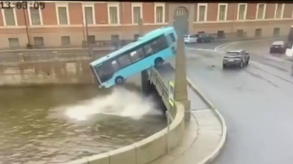 Un autobús perdió el control y cayó al río, dejando tres victimas fatales. Foto: Captura de pantalla.