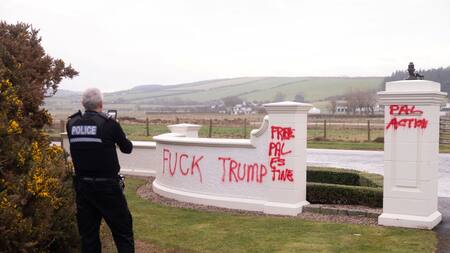 Las pitadas en la residencia de Donald Trump en Escocia. Foto: Reuters/Milo Chandler