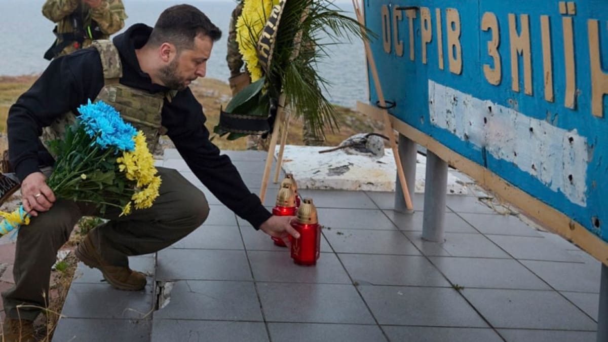 Volodímir Zelenski en su visita a la Isla de las Serpientes. Foto: EFE.