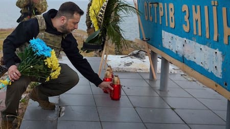 Volodímir Zelenski en su visita a la Isla de las Serpientes. Foto: EFE.