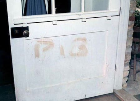 Inscripción en la casa de Sharon Tate y Roman Polanski hecha por los seguidores de Manson con la sangre de la actriz. "Pigs" (Cerdos). Foto: Twitter.
