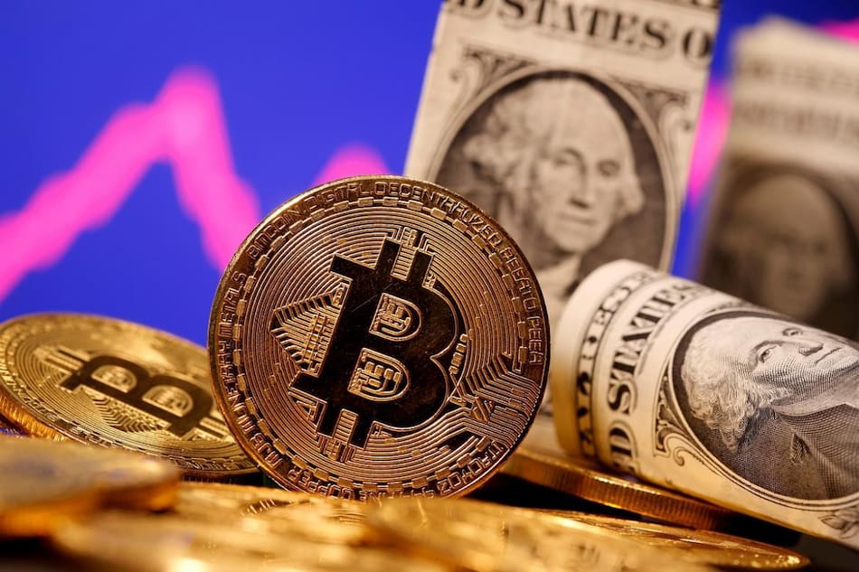 Bitcoin y dólares, criptomoneda, economía, Reuters.