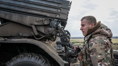 Un militar ucraniano se prepara para disparar un sistema de lanzamiento múltiple de cohetes BM-21 Grad. Reuters