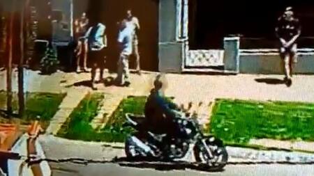 Robo de motochorros a punta de pistola a chicos en Don Bosco
