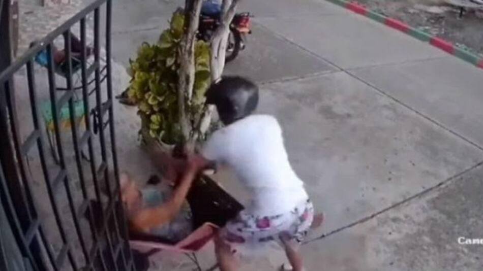 Golpiza de abuela a ladrón, captura de video