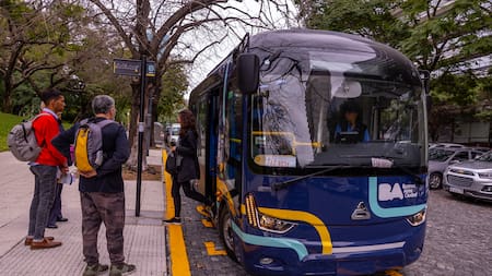 Nuevas paradas, más conectividad: así es el renovado trayecto del bus eléctrico porteño