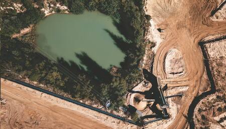 La extracción de arena natural se realiza normalmente de los lechos y orillas de los ríos. Foto: Unsplash.