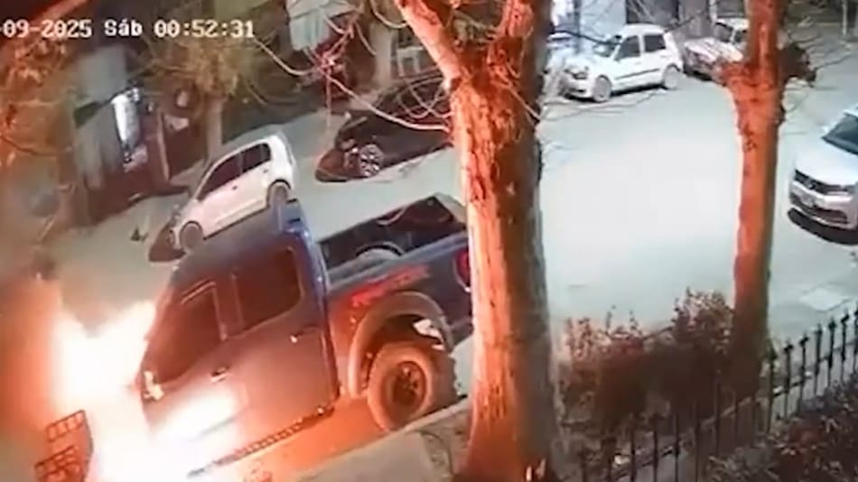 Incendiaron una camioneta a nombre de Marcos Rojo.
