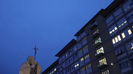 El Policlínico Gemelli de Roma, donde está internado el papa Francisco. Foto: Reuters/Hannah McKay.
